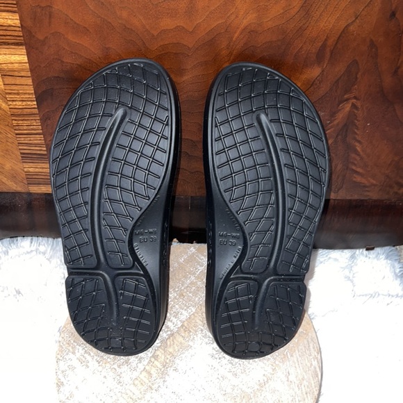 WOMEN’S OOFOS - Picture 3 of 3